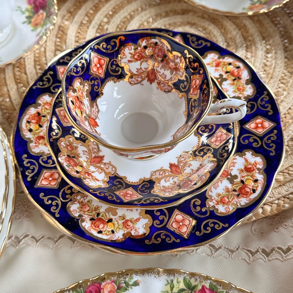 Roya Albert Heirloom Made in England